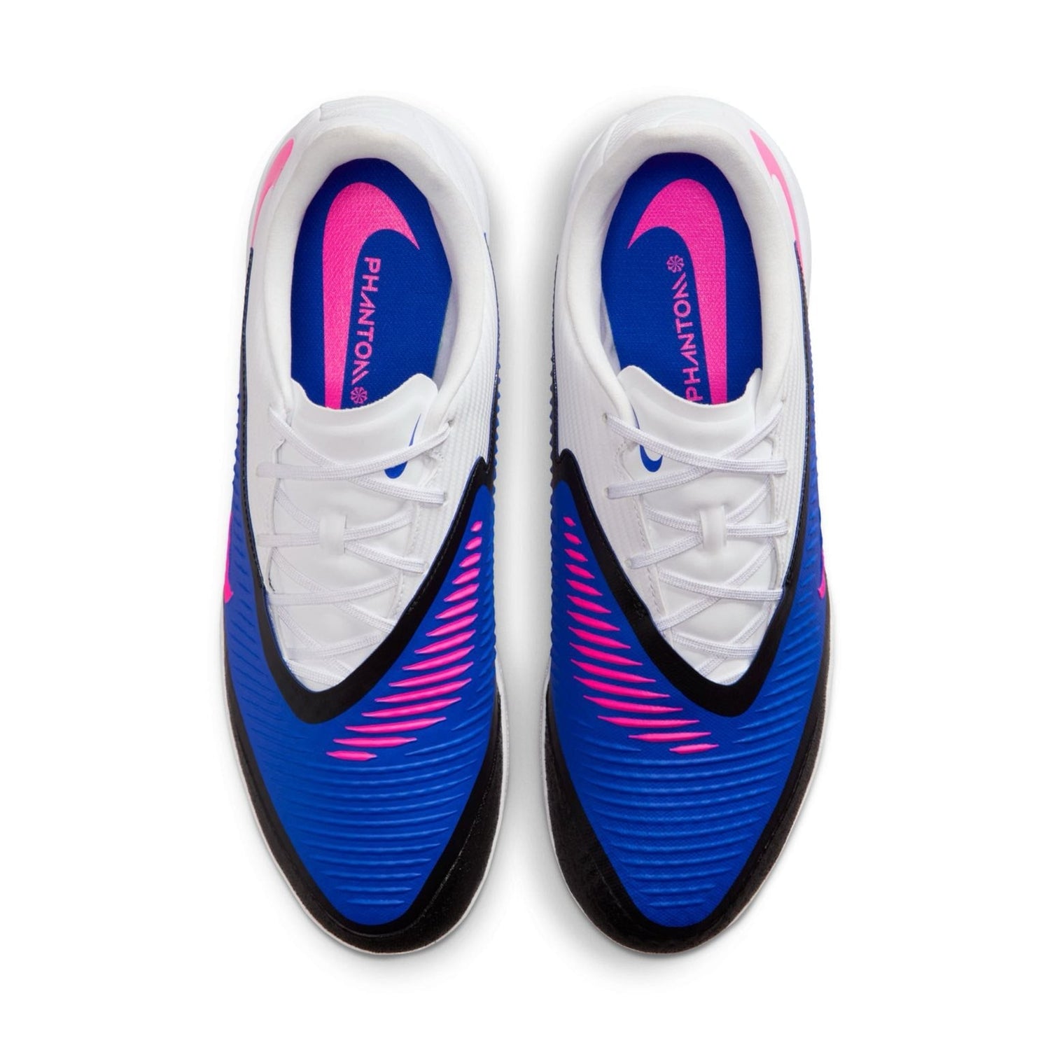 Low-cut Nike indoor soccer shoe with NikeSkin texture