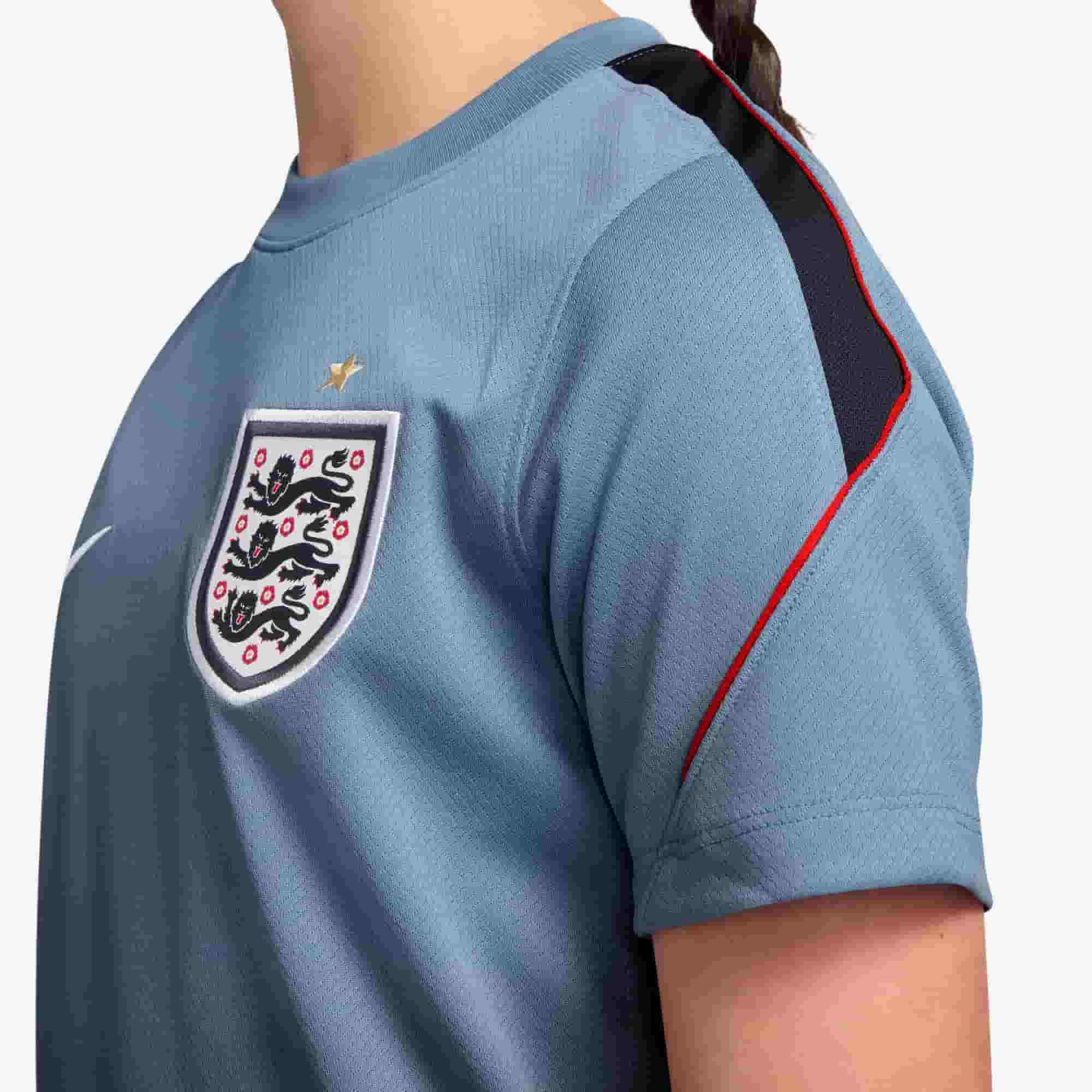 England Strike Training Top Youth England crest detail