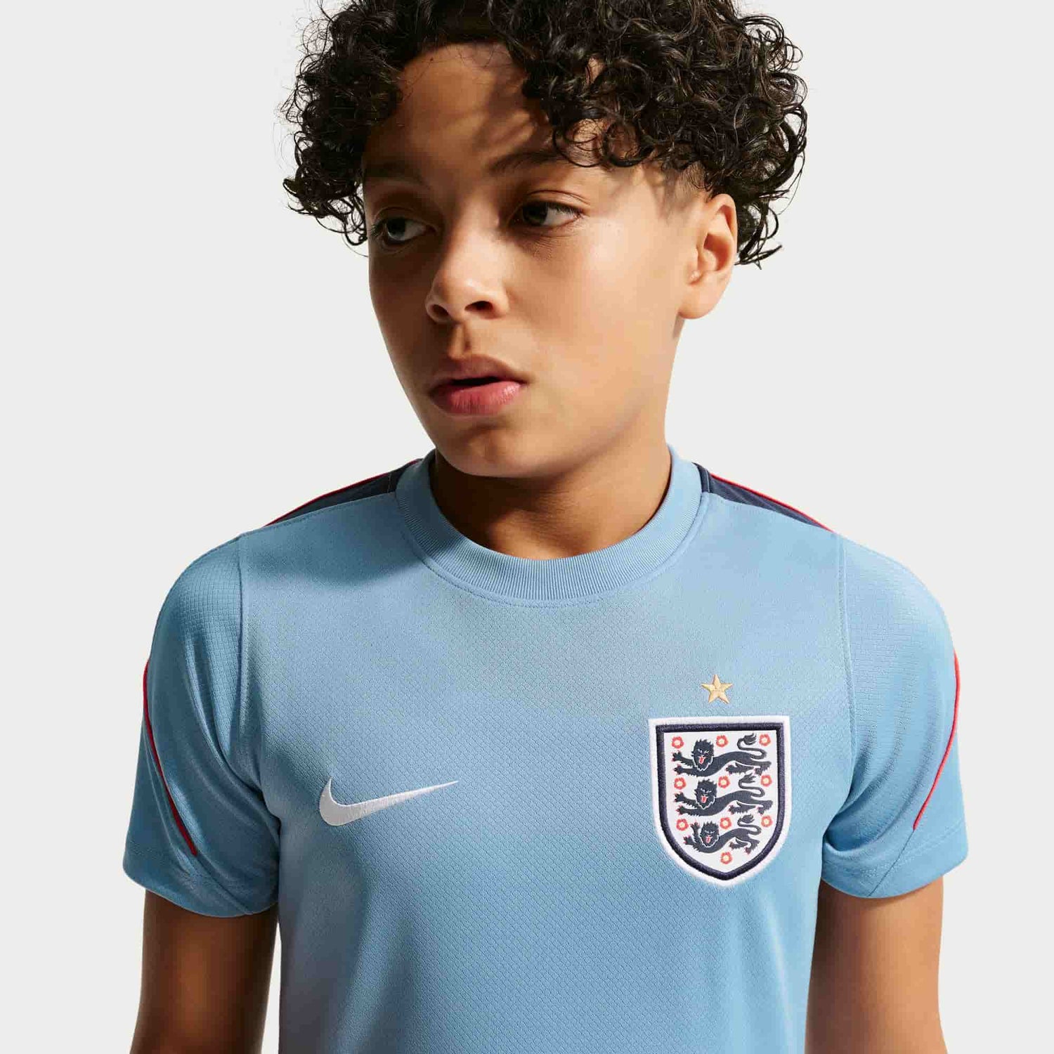 England Strike Training Top Youth front close-up